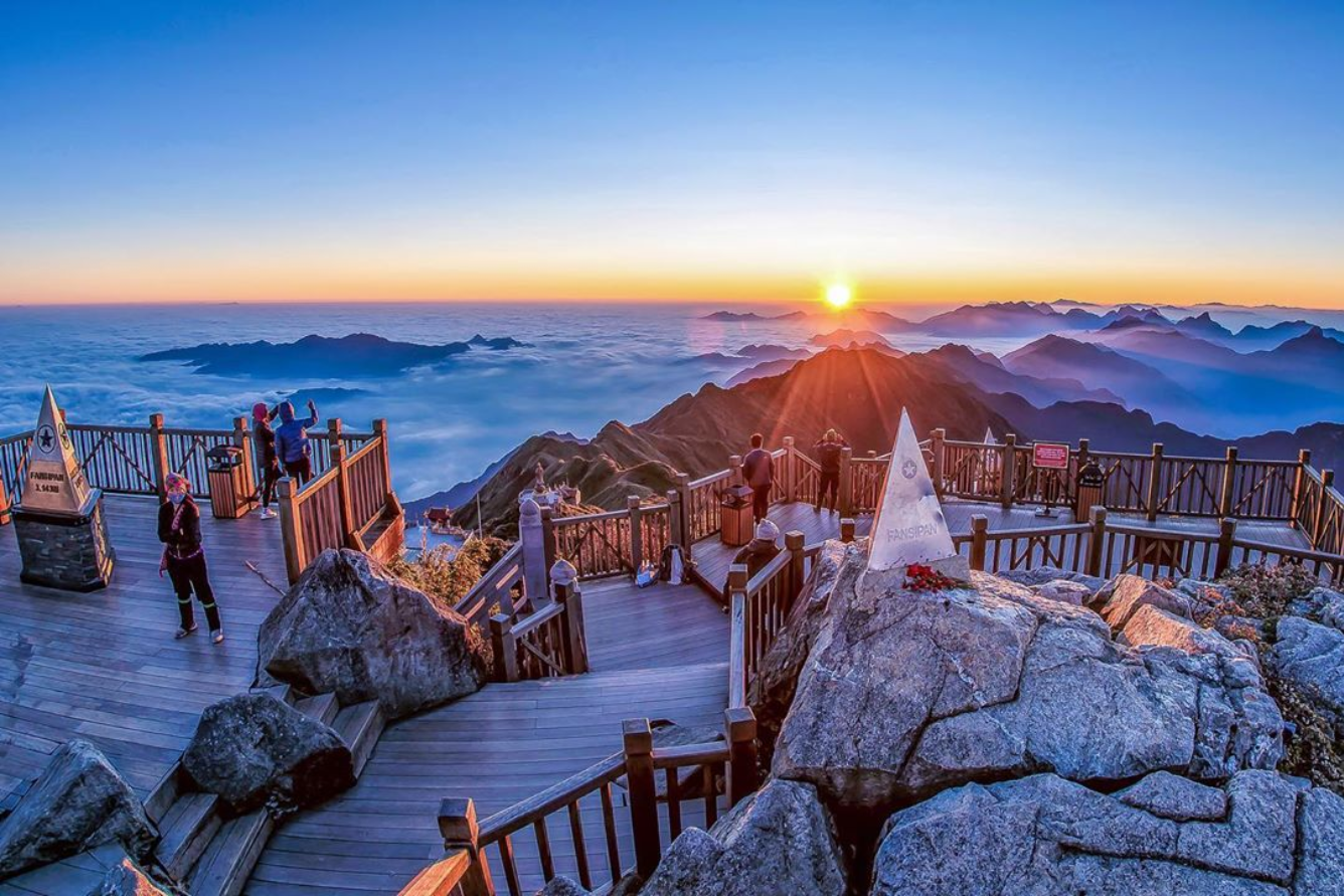 Đỉnh Fansipan lúc bình minh
